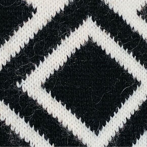 Express Geometric Aztec Black and White Sweater Medium - Picture 6 of 7
